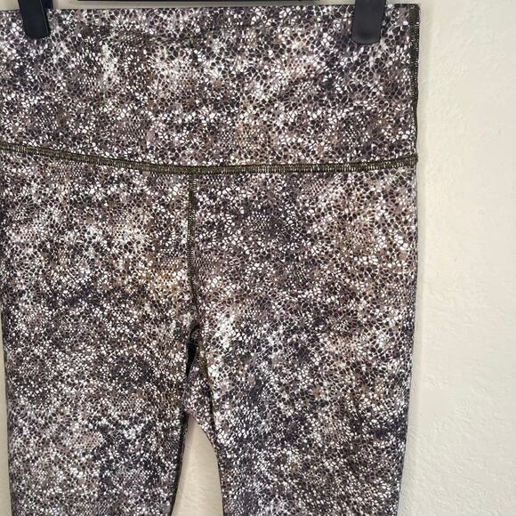 Fabletics Define PowerHold Mid-Rise Capri in Serpentine - Size XS - Picture 4 of 6